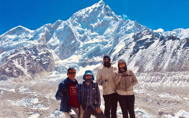 Group ready to take picture in front of Everest